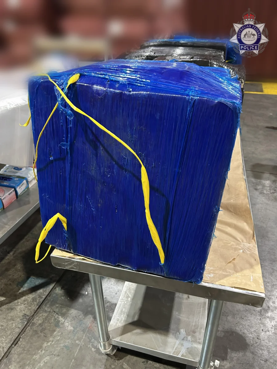 Traktörden 298 kilo kokain çıktı.
