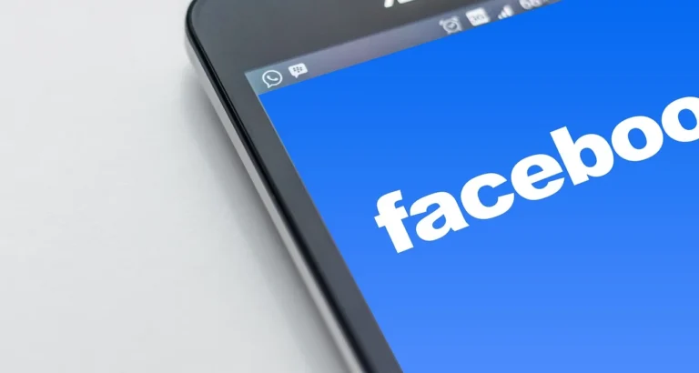 Facebook dünya genelinde çöktü konulu editoryal haber görseli