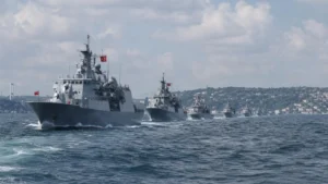 15 savaş gemisi İstanbul Boğazı’ndan geçti.