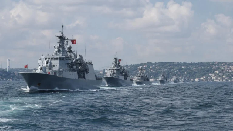15 savaş gemisi İstanbul Boğazı’ndan geçti.