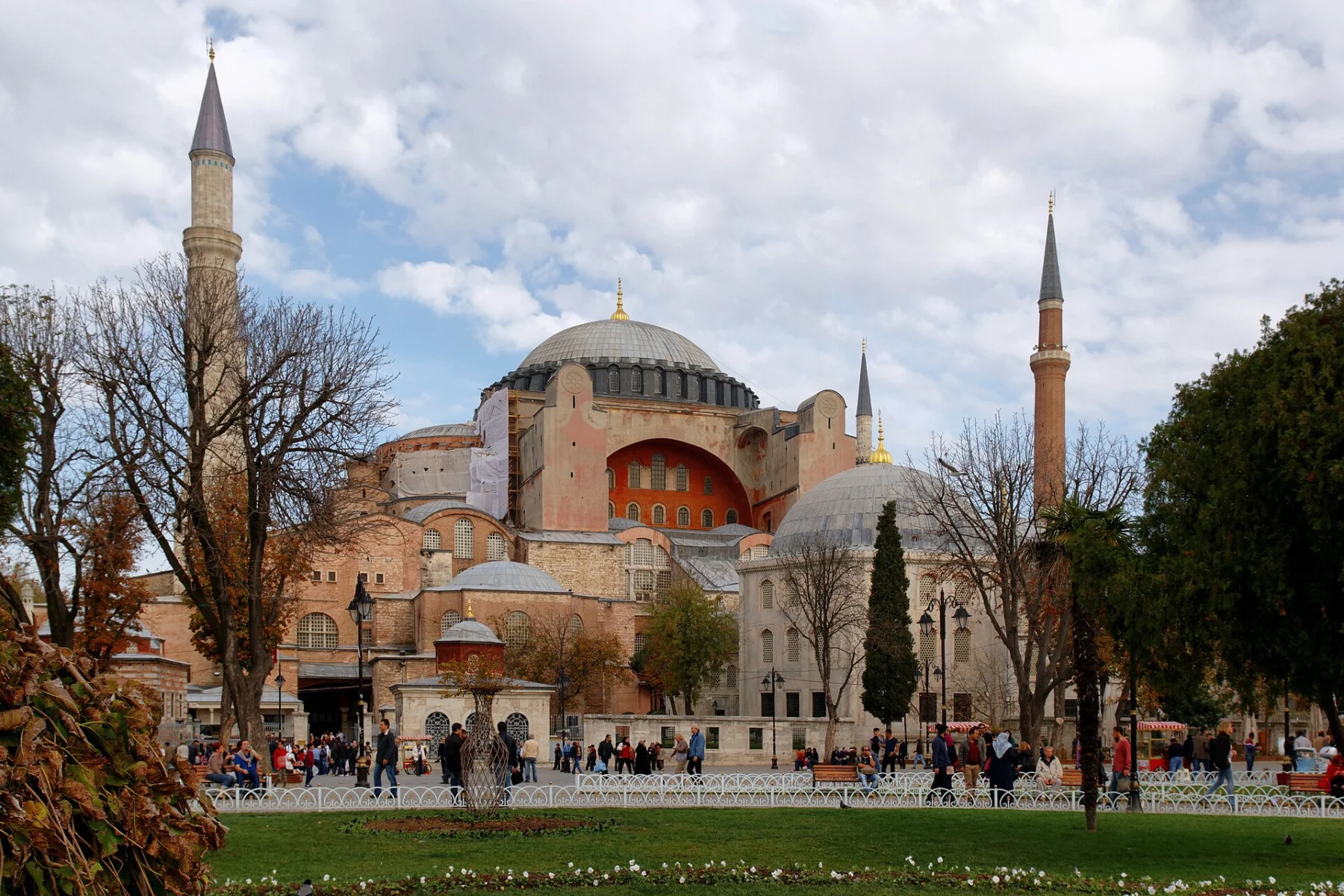 Ayasofya’da geniş kapsamlı restorasyon sürüyor.