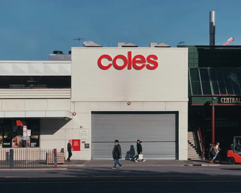Coles yüzlerce ofis görevini dış kaynakla yürütecek.