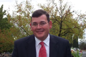 Daniel Andrews’un 134 bin dolarlık heykeli iptal edildi.