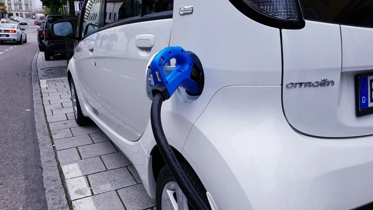 Elektrikli araçta servis masrafı düşüyor.