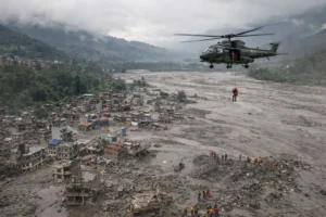 Nepal-Tibet sellerinde 390’dan fazla can kaybı.