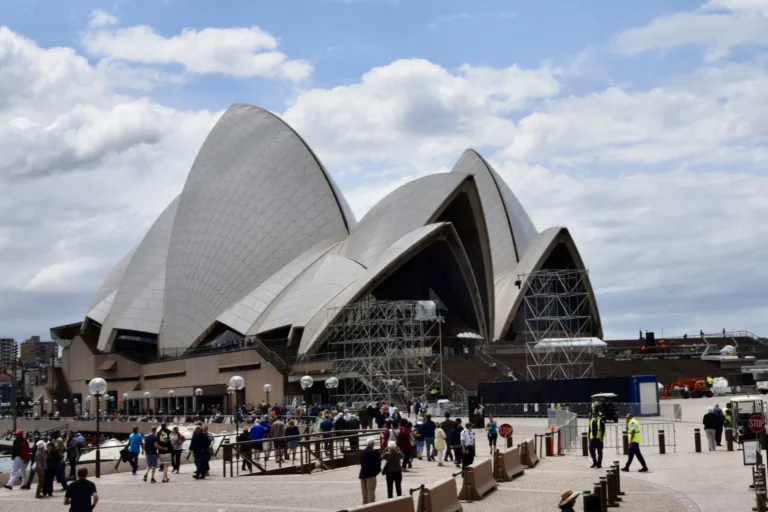 Opera House protestosunda polis mercek altında.