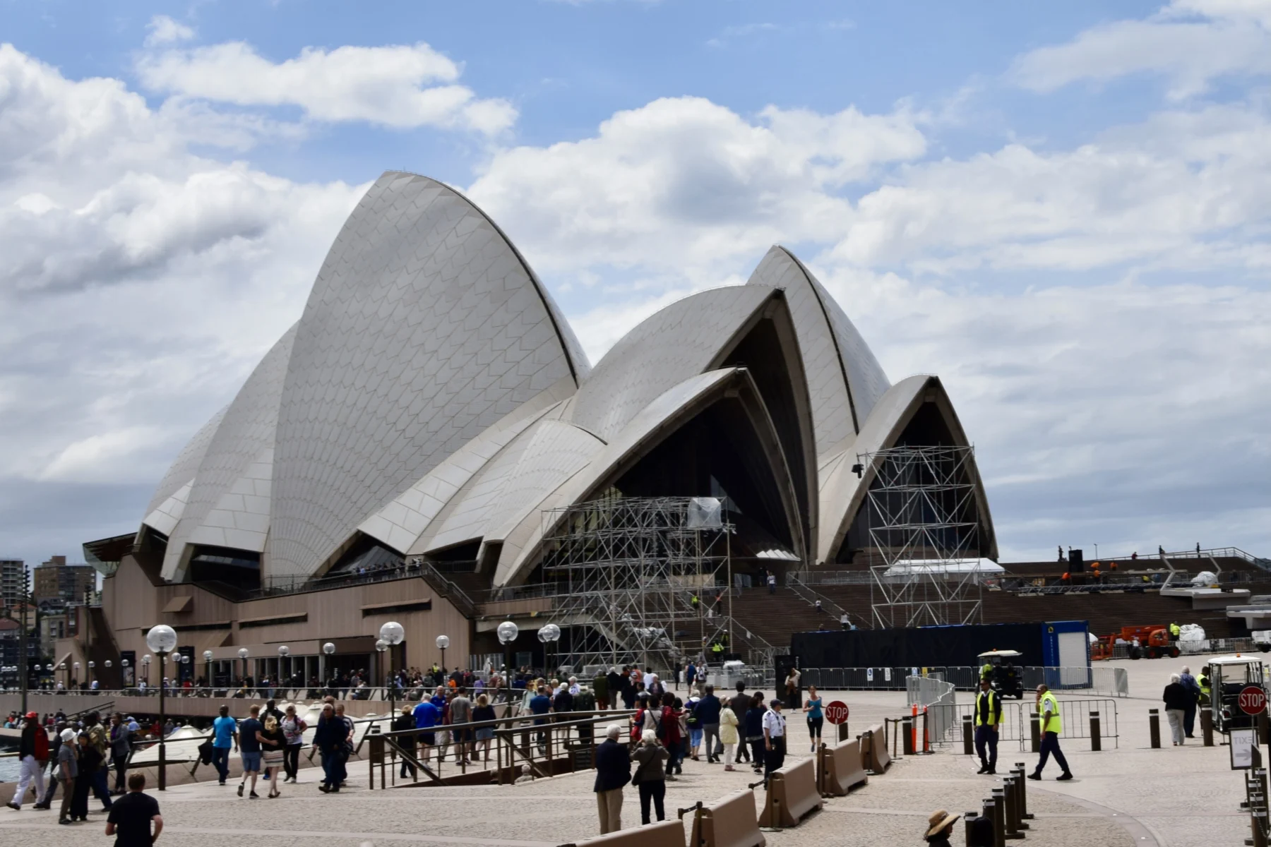 Opera House protestosunda polis mercek altında.