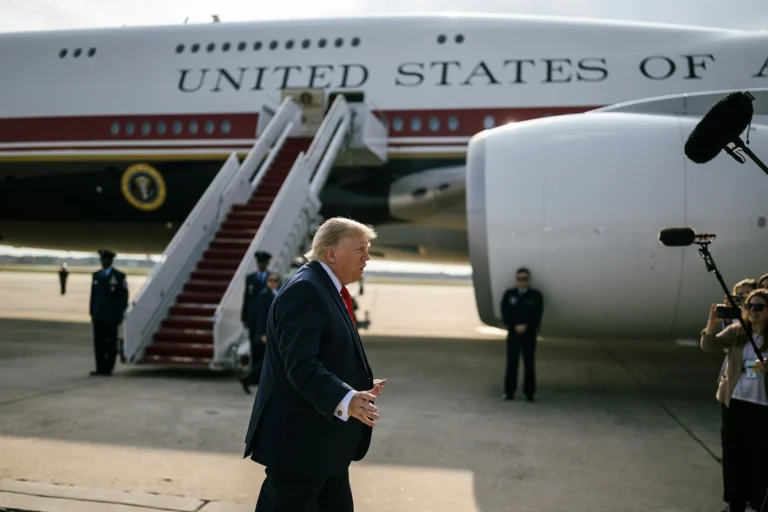 Trump tehdit nedeniyle gizlice başka uçağa geçirildi.