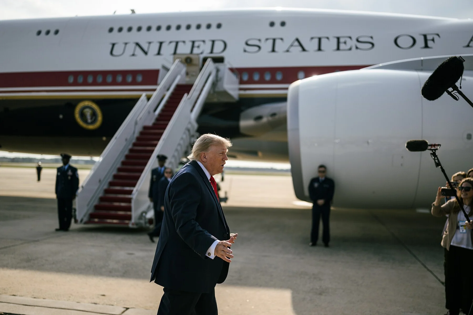 Trump tehdit nedeniyle gizlice başka uçağa geçirildi.
