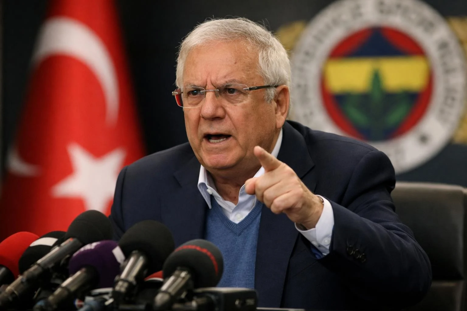 Aziz Yıldırım’dan sert çıkış: Ligleri bir yıl erteleyin.