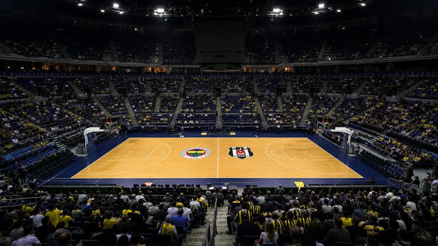 Basketbolda sezonun ilk kupası derbiyle sahibini bulacak.