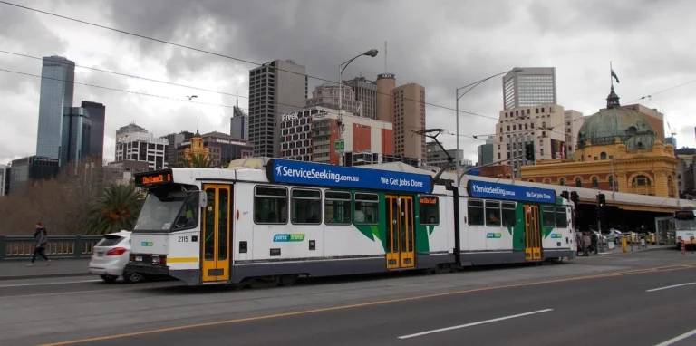 Bendigo ve Geelong için hafif raylı sistem çağrısı.