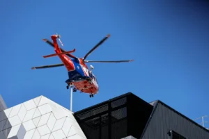 Acil hastalar için helikopterden ambulansa zorunlu aktarma.