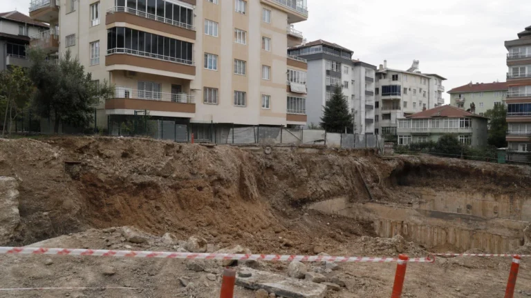 İzmit’te Toprak Kayması Sonrası İki Bina Boşaltıldı.