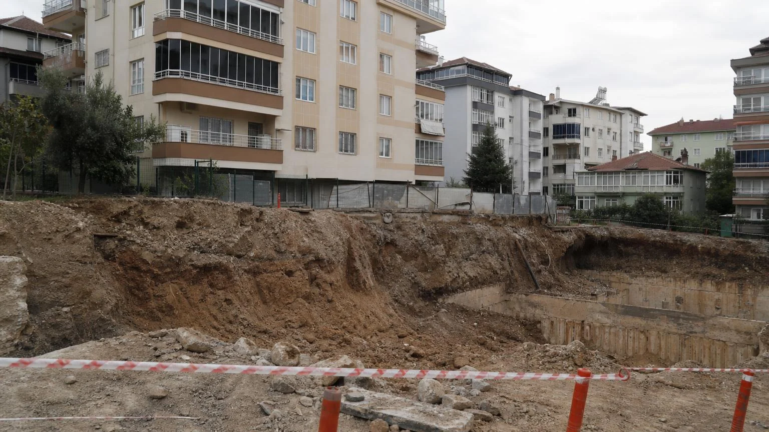 İzmit’te Toprak Kayması Sonrası İki Bina Boşaltıldı.
