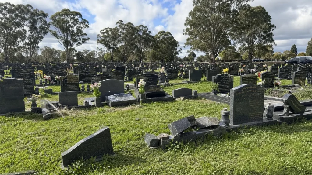 Narellan’daki İslami Mezarlıkta Mezar Taşları Tahrip Edildi.