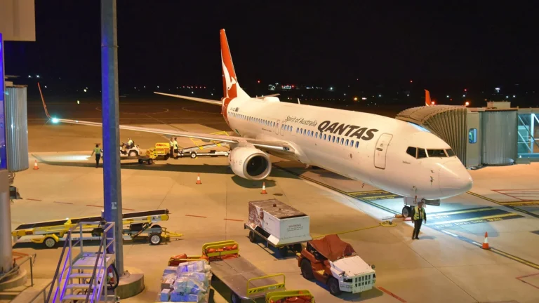 Qantas uçağında korkutan anlar: Motordan alevler görüldü.