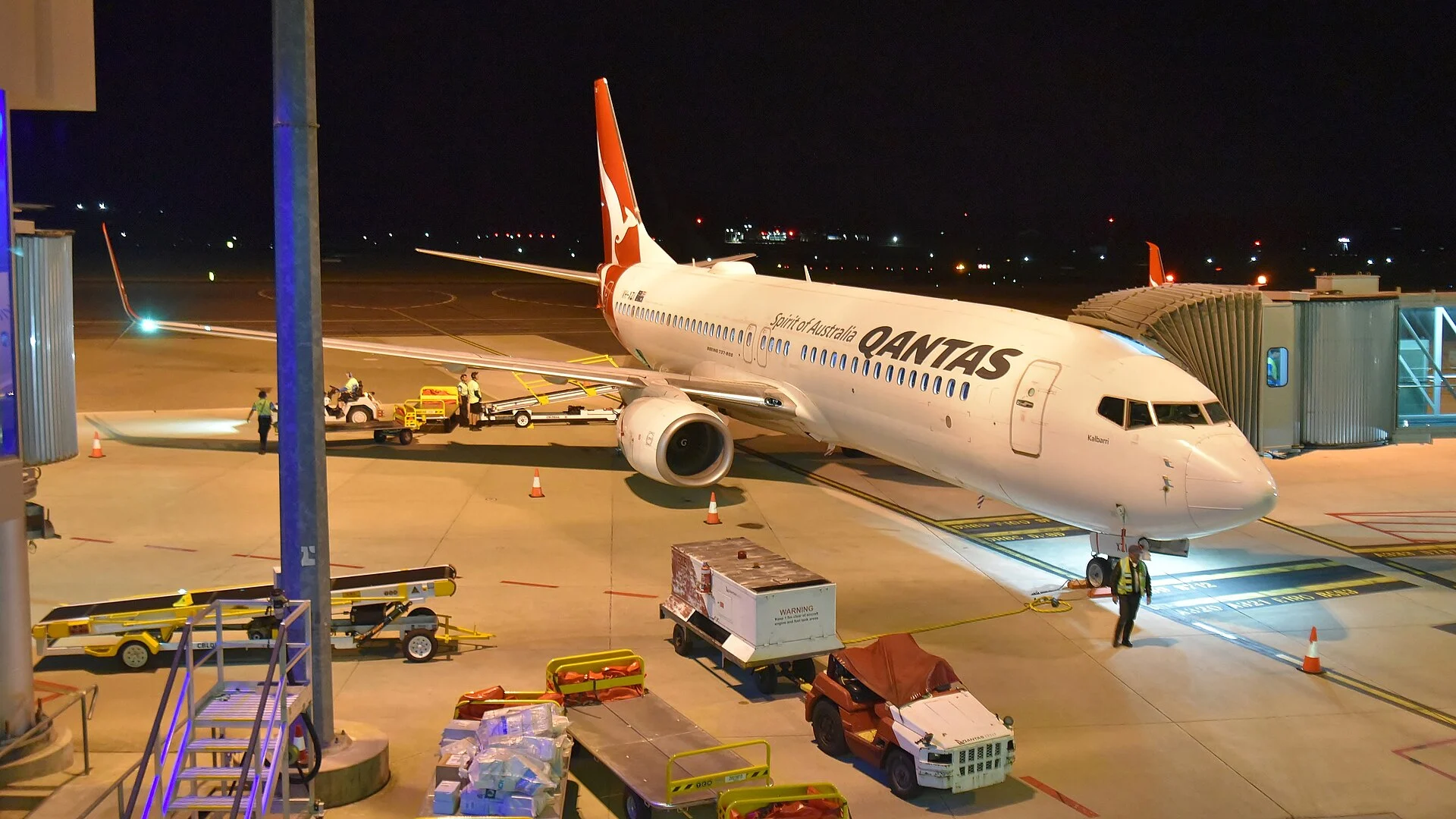 Qantas uçağında korkutan anlar: Motordan alevler görüldü.