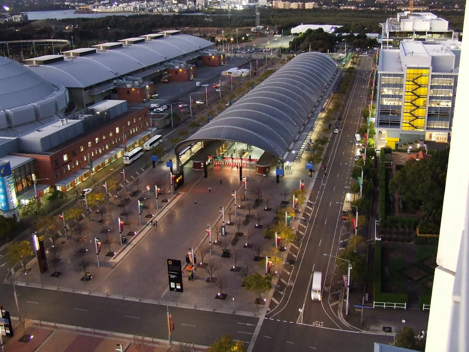 Sydney Olympic Park’a dört peronlu metro istasyonu.