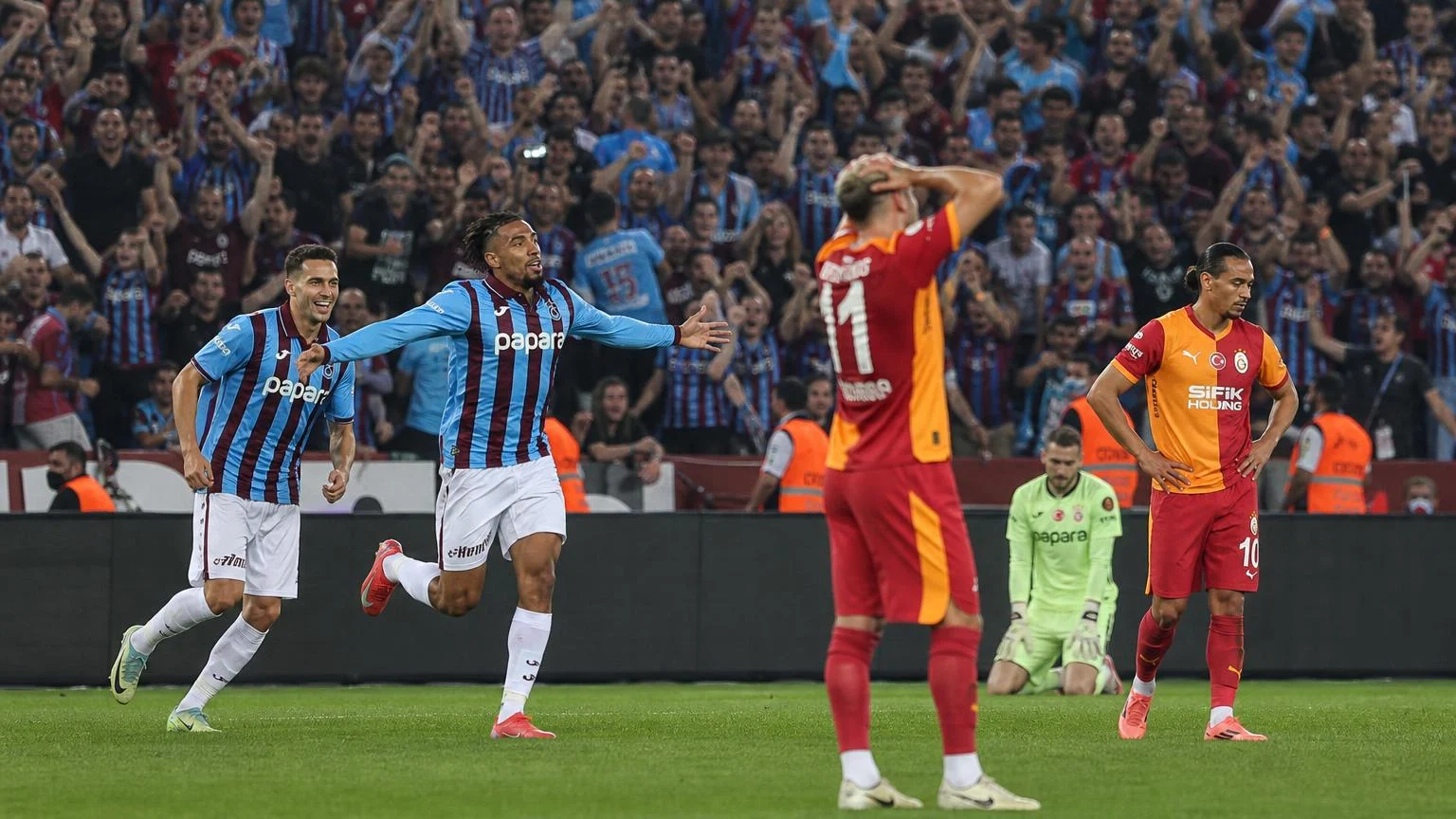Trabzonspor Galatasaray’ı dört golle dağıttı.