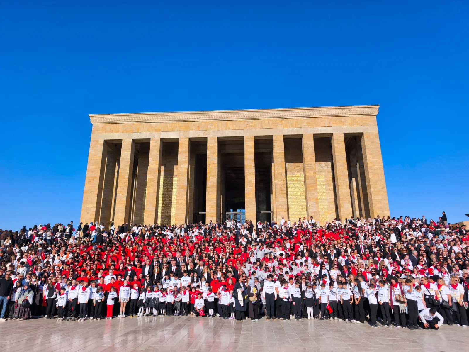 LÖSEV çağrısıyla 100 bin kişi Anıtkabir’de buluştu.