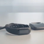 Masa üzerinde elektronik izleme bilekliği; gerçek kişiyi veya olayı göstermeyen temsili AI . Adobe.