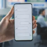 TEMSİLİ — 000 acil hattı için SMS denemesini simgeleyen telefon ve çağrı merkezi.