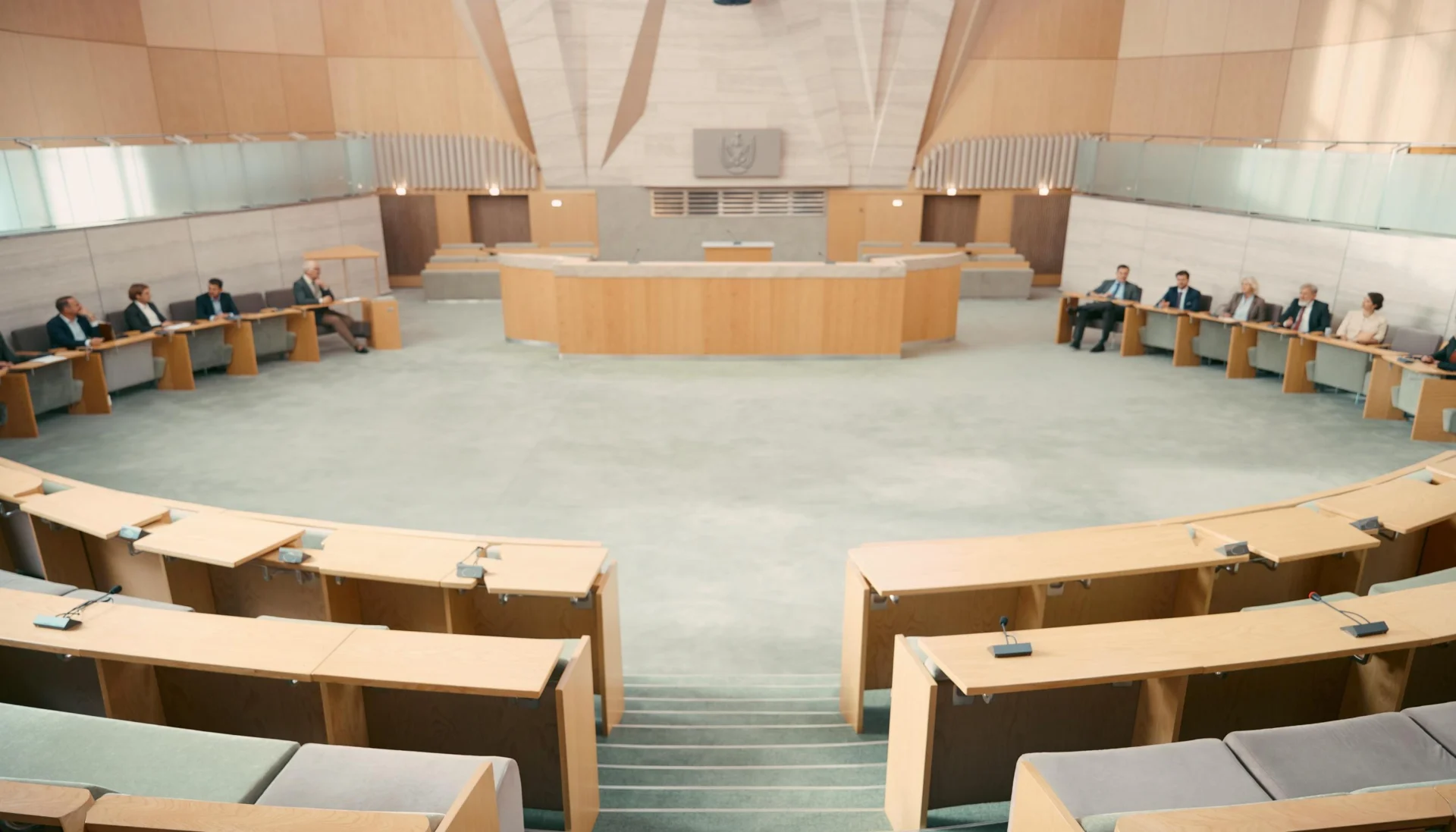 Avustralya tarzı bir parlamento salonunu gösteren, dijital güvenlik yasama sürecini temsil eden yatay.