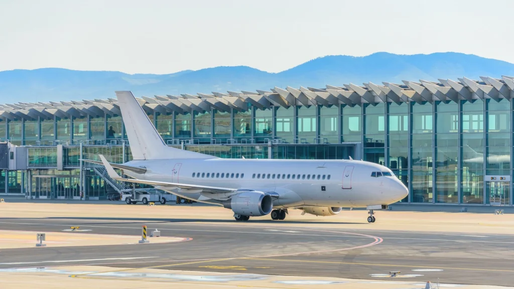 Temsili görüntü: modern bir havalimanında yolcu uçağı ve terminal.