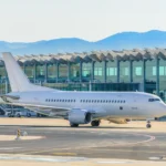 Temsili görüntü: modern bir havalimanında yolcu uçağı ve terminal.