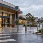 Temsili : Blacktown'da bir alışveriş merkezinin dış cephesi ve uzakta polis şeridi.