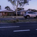 Temsili görüntü: Canberra'nın Throsby bölgesine benzer bir banliyö yolunda akşam saatlerinde park halindeki araç.