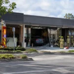 Canberra'da işyerine giren otomobil beş kişiyi yaraladı.