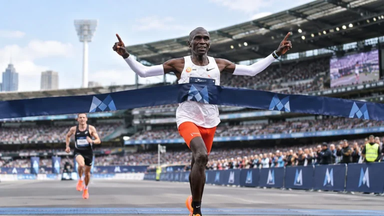 Eliud Kipchoge Melbourne Maratonu'nu rekorla kazandı.