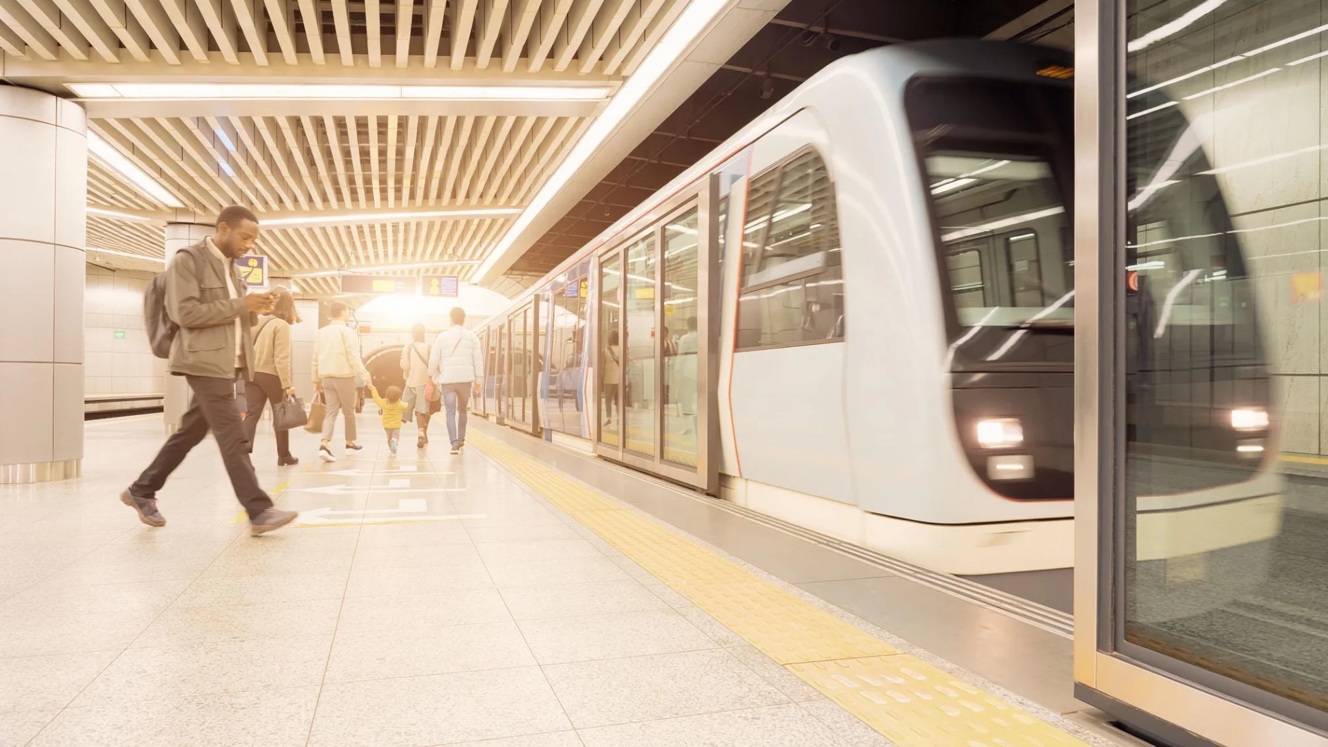Temsili görüntü: Sydney metrosunda trene yönelen yolcular.