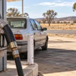 AI ile üretilmiş temsili : anonim bir kırsal istasyonda LPG dolum tabancası ve otomobil.