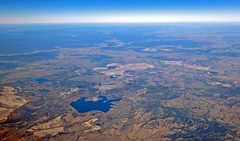 Hunter Valley kömür ocakları ve santrallerinin 2024 tarihli havadan arşiv fotoğrafı. Fotoğraf: Dicklyon, CC.