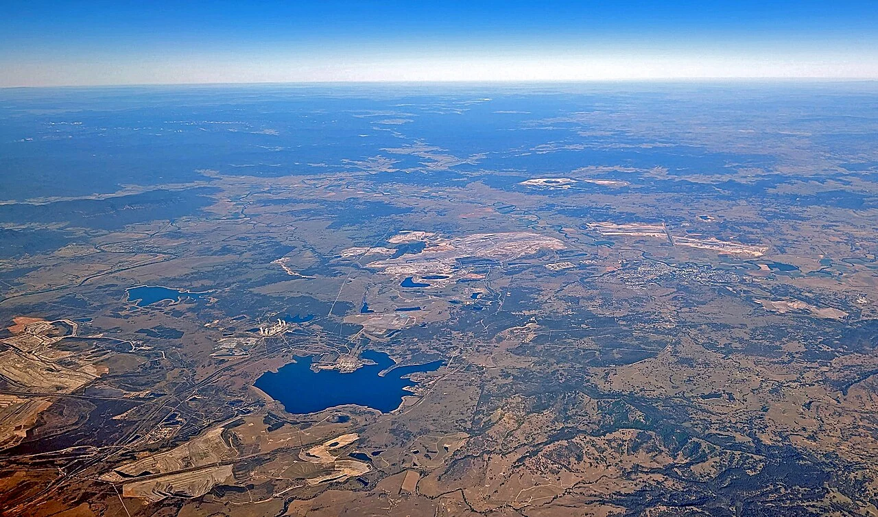 Hunter Valley kömür ocakları ve santrallerinin 2024 tarihli havadan arşiv fotoğrafı. Fotoğraf: Dicklyon, CC.