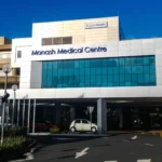 Monash Medical Centre'ın Clayton'daki girişi, 2013 tarihli arşiv fotoğrafı. Fotoğraf: Folfox, CC BY-SA 3.0.