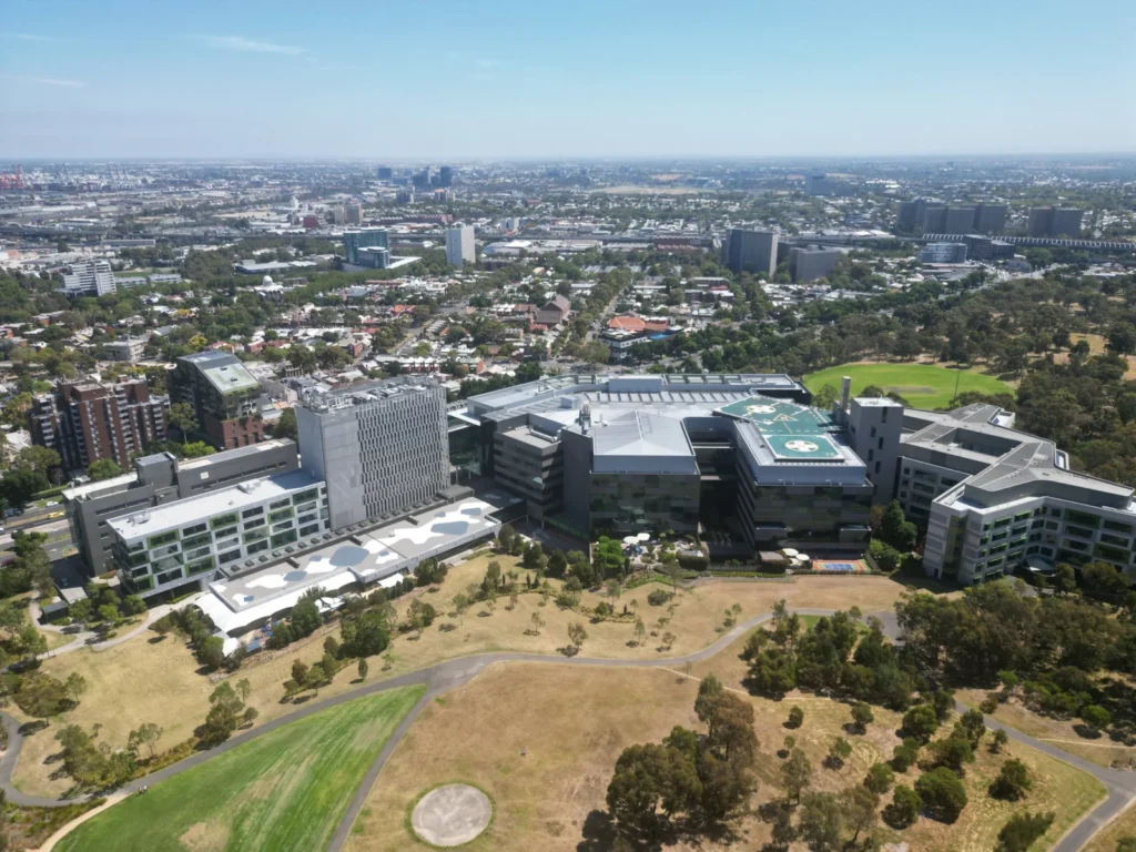Melbourne Royal Children's Hospital binası, 2023 arşiv fotoğrafı; açıklama anı değil. Fotoğraf: Bob Tan,.
