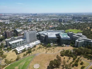 Melbourne Royal Children's Hospital binası, 2023 arşiv fotoğrafı; açıklama anı değil. Fotoğraf: Bob Tan,.