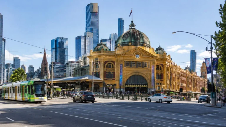 Melbourne'de kontrolsüz ilerlediği bildirilen araç paniğe neden oldu.