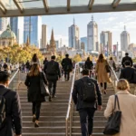 Yapay zekâ ile oluşturulmuş temsili haber : Melbourne metro istasyonunda yeni bir giriş. Belirli.