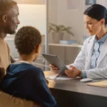 Temsili görüntü: Bir aile hekimi, klinikte aileyle sağlık görüşmesi yapıyor.