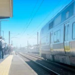 Temsili görüntü: Sydney'de perona yanaşan banliyö treni.