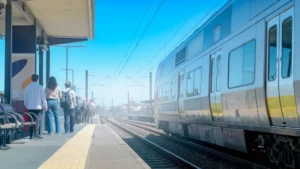 Temsili görüntü: Sydney'de perona yanaşan banliyö treni.