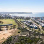 Sydney kıyısında konut ve yeşil alanları gösteren, önerilen dönüşümü temsil eden yatay.
