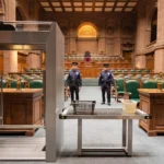 Temsili görüntü: Bir parlamento salonunda güvenlik kontrol noktası ve anonim güvenlik görevlileri.