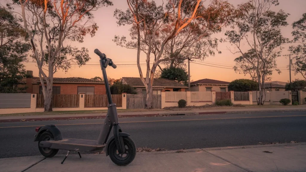 Temsili görüntü: Perth'te bir sokakta park edilmiş elektrikli scooter.