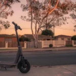 Temsili görüntü: Perth'te bir sokakta park edilmiş elektrikli scooter.